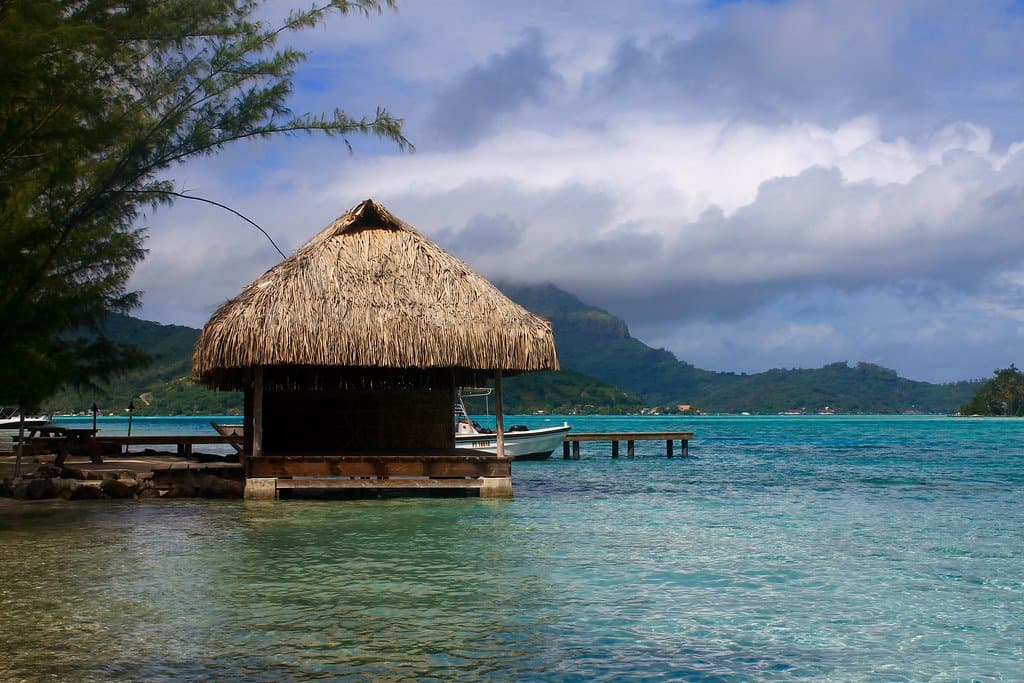 Vue paradisiaque d'un lagon turquoise de Polynésie