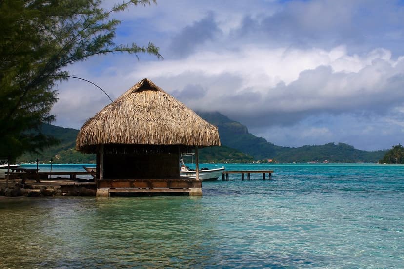 Bora Bora — Lagon turquoise et bungalows sur pilotis